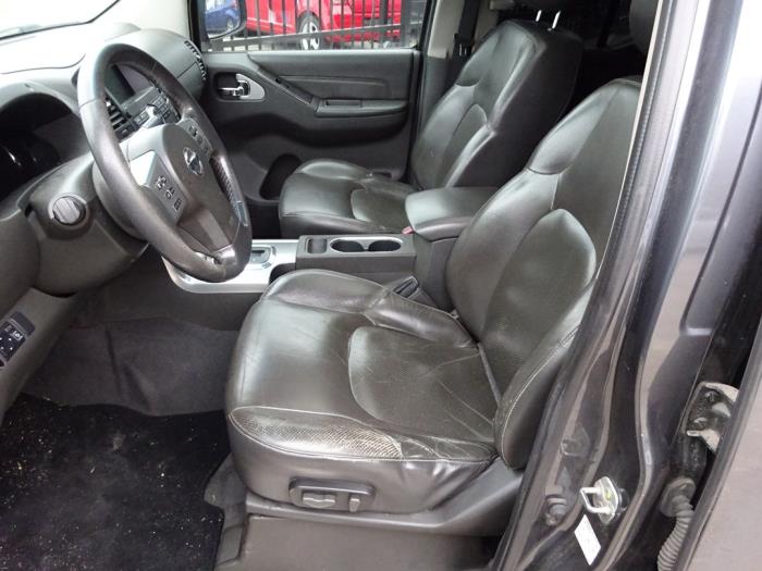 Nissan Navara 3.0 dCi V6 24V DPF 4x4 Sloopvoertuig (2010, Grijs)