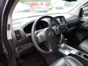 Nissan Navara 3.0 dCi V6 24V DPF 4x4 Sloopvoertuig (2010, Grijs)