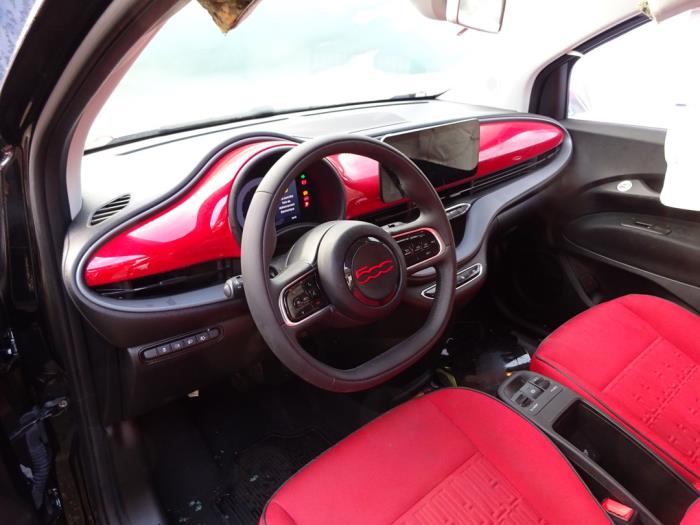 Fiat 500e 42 kWh 3+1 Sloopvoertuig (2022, Zwart)