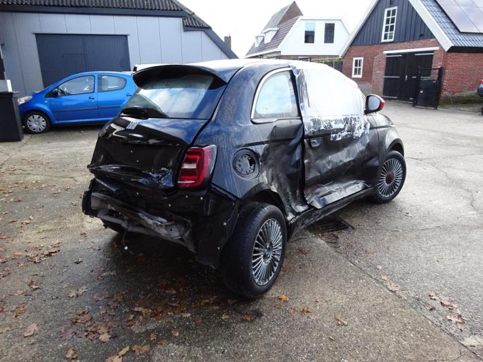 Fiat 500e 42 kWh 3+1 Sloopvoertuig (2022, Zwart)