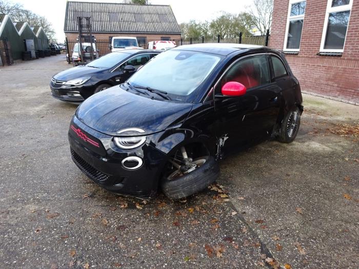 Fiat 500e 42 kWh 3+1 Sloopvoertuig (2022, Zwart)