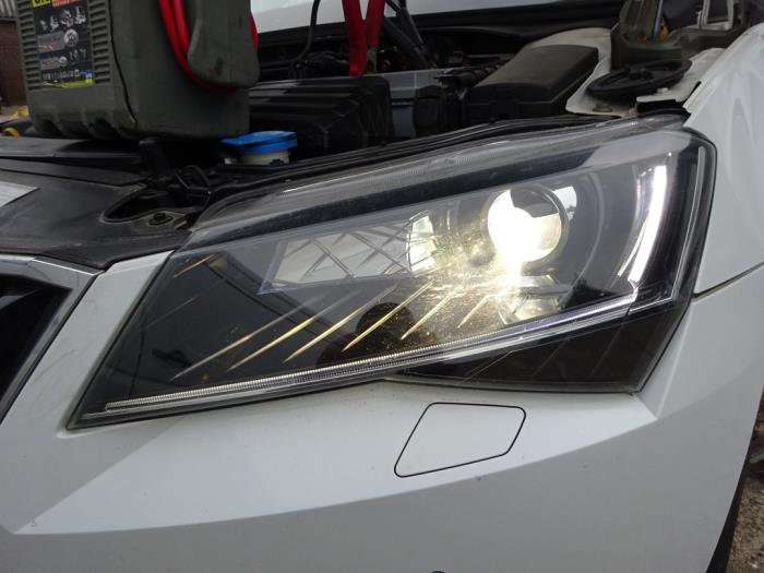 Skoda Superb Combi 1.6 TDI Sloopvoertuig (2017, Wit)