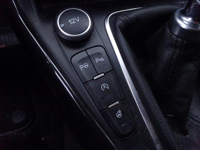 Ford Focus 3 Wagon 1.5 TDCi Sloopvoertuig (2016, Zwart)