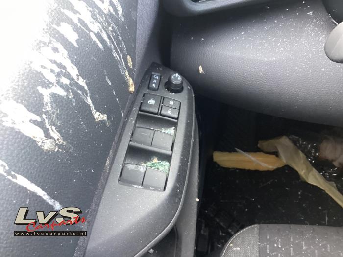 Toyota Yaris Cross 1.5 12V Hybrid 115 Sloopvoertuig (2024, Wit)