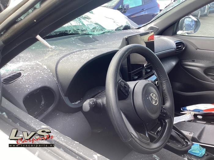 Toyota Yaris Cross 1.5 12V Hybrid 115 Sloopvoertuig (2024, Wit)