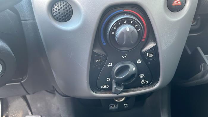 Peugeot 108 1.0 12V VVT-i Sloopvoertuig (2019, Donker, Zilvergrijs, Moonmist)