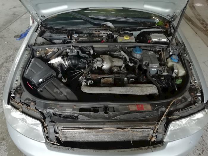 Audi A4 Avant 2.5 TDI 24V Sloopvoertuig (2002, Grijs)