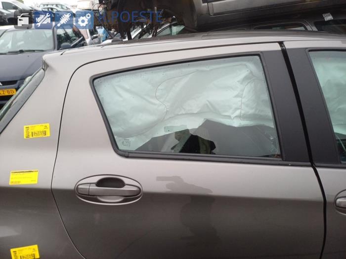 Toyota Yaris III 1.5 16V Hybrid Sloopvoertuig (2017, Grijs)