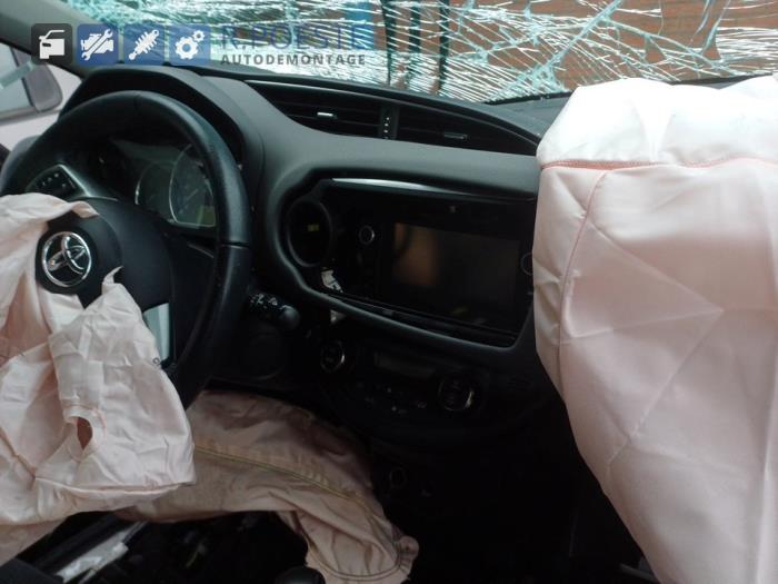 Toyota Yaris III 1.5 16V Hybrid Sloopvoertuig (2017, Grijs)