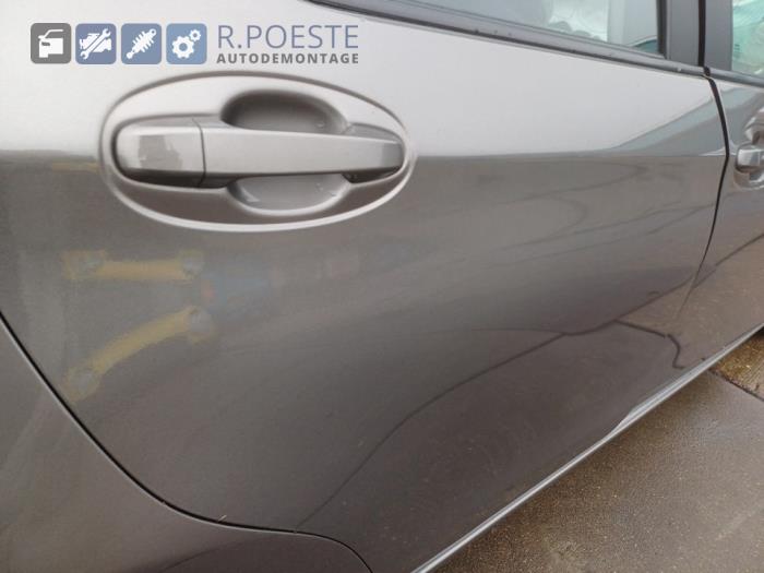 Toyota Yaris III 1.5 16V Hybrid Sloopvoertuig (2017, Grijs)