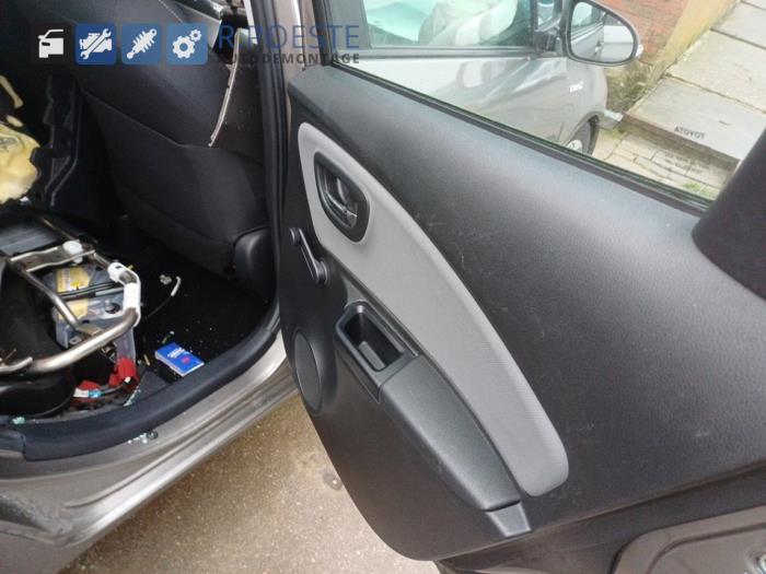 Toyota Yaris III 1.5 16V Hybrid Sloopvoertuig (2017, Grijs)