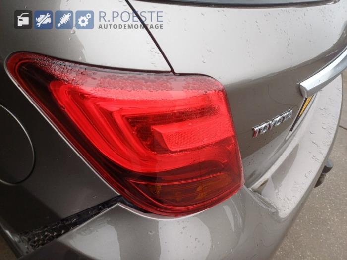 Toyota Yaris III 1.5 16V Hybrid Sloopvoertuig (2017, Grijs)