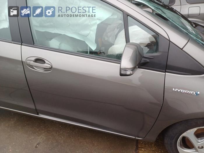 Toyota Yaris III 1.5 16V Hybrid Sloopvoertuig (2017, Grijs)