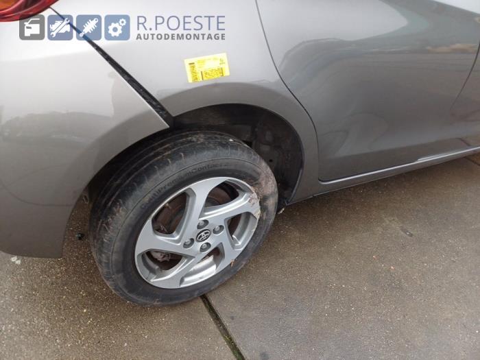 Toyota Yaris III 1.5 16V Hybrid Sloopvoertuig (2017, Grijs)