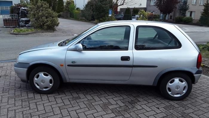 Opel Corsa B 1.4i Sloopvoertuig (1998, Zilvergrijs, Zilver)