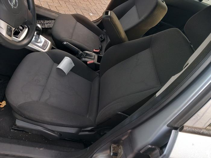 Opel Astra H 1.6 16V Sloopvoertuig (2008, Licht, Zilvergrijs, Zilver)