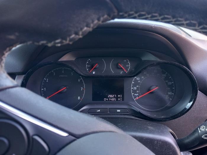 Opel Crossland X/Crossland 1.2 12V Sloopvoertuig (2018, Donker, Zilvergrijs)