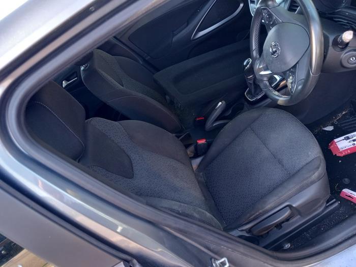 Opel Crossland X/Crossland 1.2 12V Sloopvoertuig (2018, Donker, Zilvergrijs)