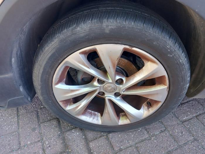 Opel Crossland X/Crossland 1.2 12V Sloopvoertuig (2018, Donker, Zilvergrijs)