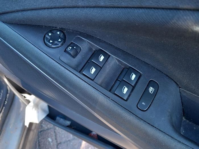 Opel Crossland X/Crossland 1.2 12V Sloopvoertuig (2018, Donker, Zilvergrijs)