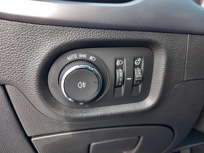 Opel Astra K 1.6 CDTI 110 16V Sloopvoertuig (2019, Zilvergrijs, Zilver)