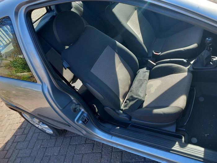 Opel Corsa C 1.2 16V Twin Port Sloopvoertuig (2005, Licht, Zilvergrijs, Zilver)