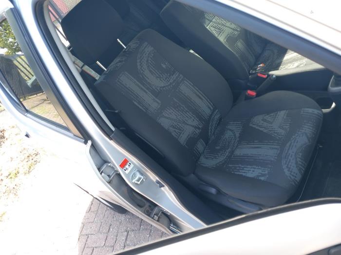 Opel Agila 1.0 12V Sloopvoertuig (2012, Zilvergrijs, Zilver)