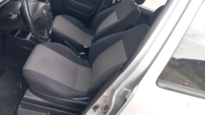 Opel Agila 1.2 16V Twin Port Sloopvoertuig (2005, Zilvergrijs)