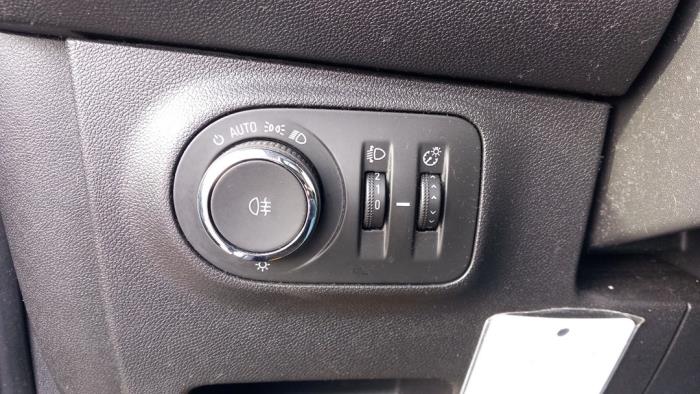 Opel Adam 1.0 Ecotec 12V SIDI Turbo Sloopvoertuig (2015, Zilvergrijs)