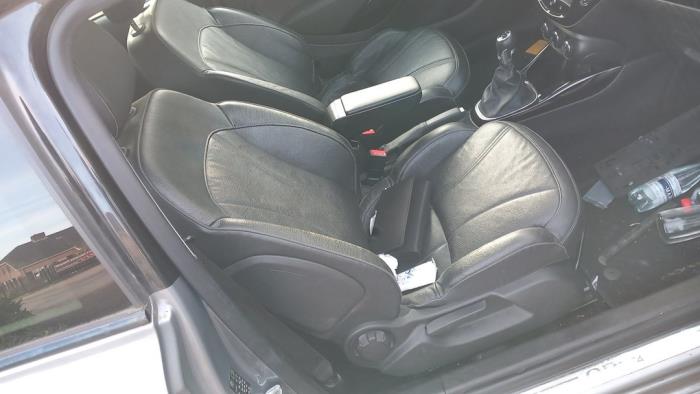 Opel Adam 1.0 Ecotec 12V SIDI Turbo Sloopvoertuig (2015, Zilvergrijs)