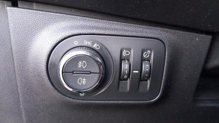 Opel Corsa E 1.3 CDTi 16V ecoFLEX Sloopvoertuig (2015, Zilvergrijs, Zilver)