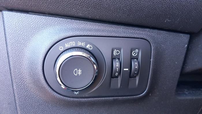 Opel Adam 1.4 16V Bi-Fuel Ecoflex Sloopvoertuig (2015, Rood)