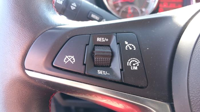 Opel Adam 1.4 16V Bi-Fuel Ecoflex Sloopvoertuig (2015, Rood)