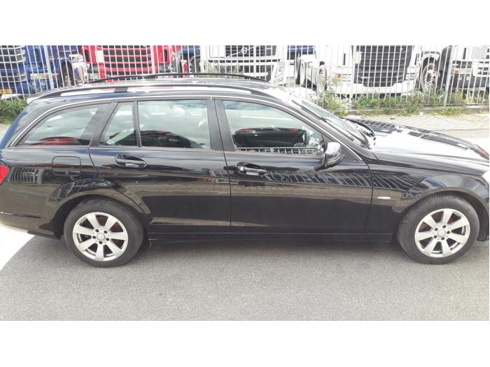 Mercedes C Estate 2.2 C-200 CDI 16V BlueEFFICIENCY Sloopvoertuig (2011, Zwart)