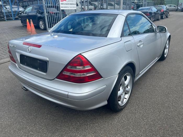 Mercedes SLK 3.2 320 V6 18V Sloopvoertuig (2000, Zilvergrijs)