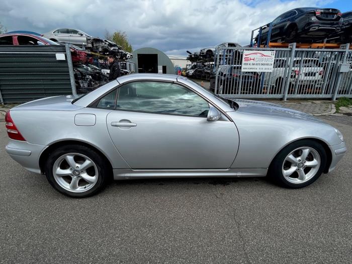 Mercedes SLK 3.2 320 V6 18V Sloopvoertuig (2000, Zilvergrijs)