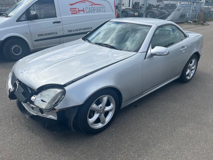 Mercedes SLK 3.2 320 V6 18V Sloopvoertuig (2000, Zilvergrijs)