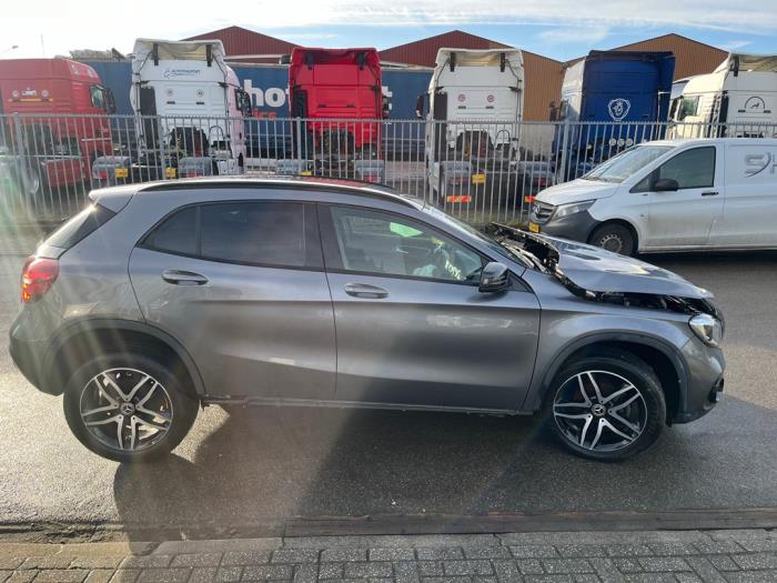 Mercedes GLA 1.6 180 16V Sloopvoertuig (2018, Grijs)