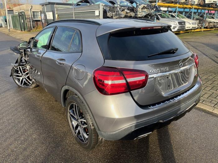 Mercedes GLA 1.6 180 16V Sloopvoertuig (2018, Grijs)