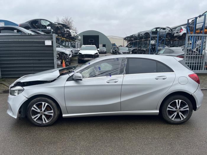 Mercedes A 1.6 A-180 16V Sloopvoertuig (2018, Zilvergrijs)