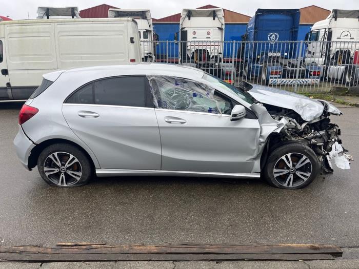 Mercedes A 1.6 A-180 16V Sloopvoertuig (2018, Zilvergrijs)