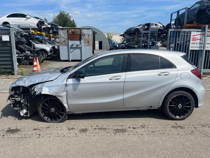 Mercedes A 1.6 A-180 16V Sloopvoertuig (2017, Zilvergrijs)