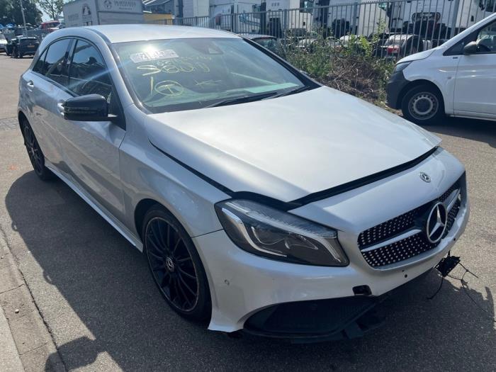 Mercedes A 1.6 A-180 16V Sloopvoertuig (2017, Zilvergrijs)