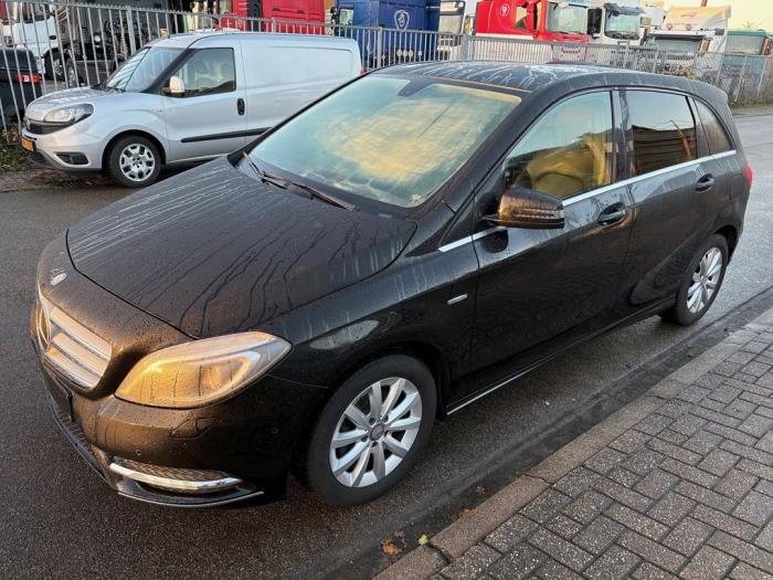 Mercedes B 1.6 B-180 BlueEFFICIENCY Turbo 16V Sloopvoertuig (2012, Zwart)