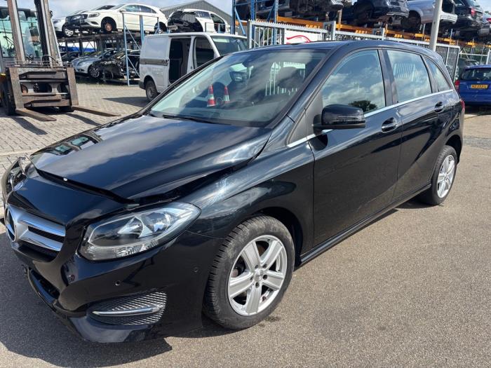 Mercedes B 1.6 B-180 BlueEFFICIENCY Turbo 16V Sloopvoertuig (2015, Zwart)
