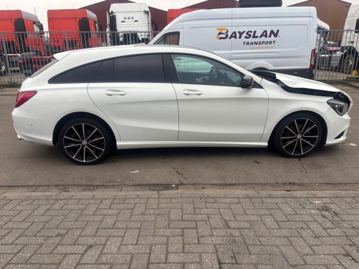 Mercedes CLA Shooting Brake 1.6 CLA-180 16V Sloopvoertuig (2015, Wit)