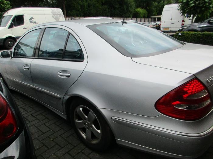 Mercedes E-Klasse Schadevoertuig (2005, Zilver)