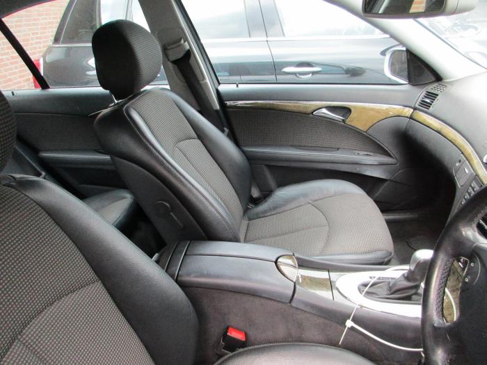 Mercedes E-Klasse Schadevoertuig (2005, Zilver)