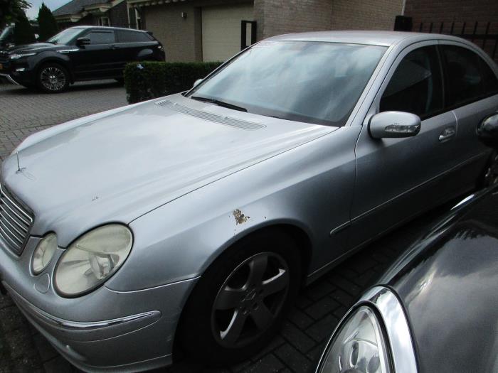 Mercedes E-Klasse Schadevoertuig (2005, Zilver)