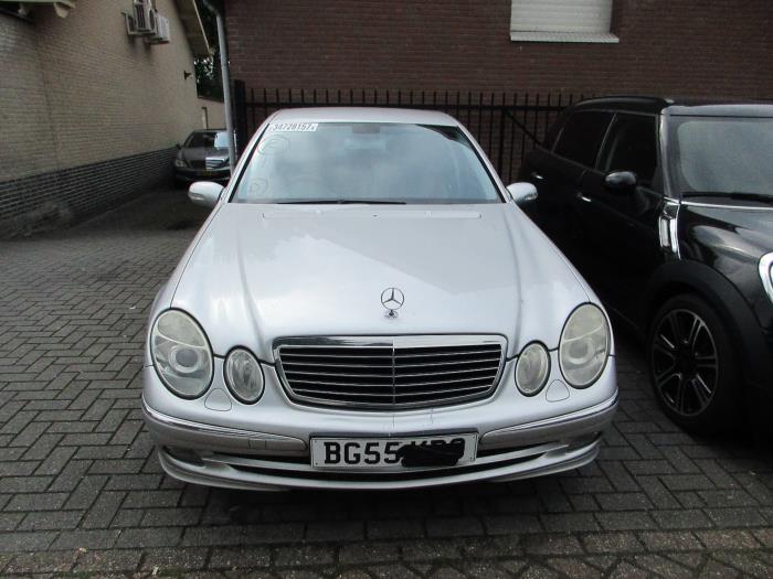 Mercedes E-Klasse Schadevoertuig (2005, Zilver)